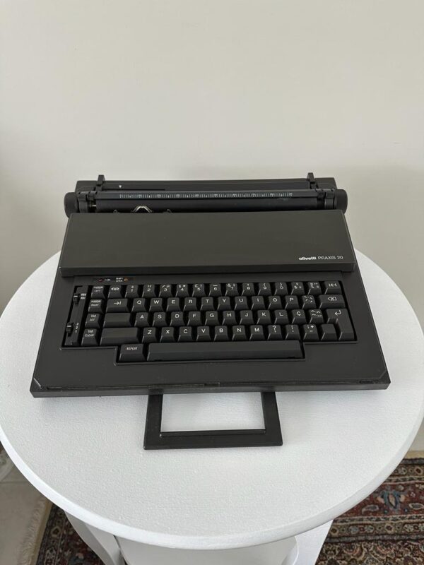 Máquina de escrever elétrica — Olivetti