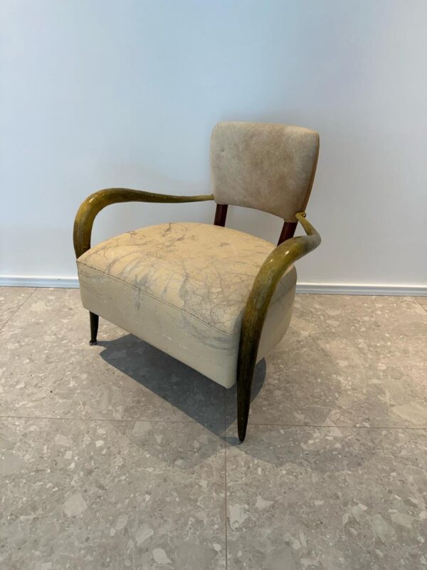 Poltrona da BERNHARDT — Modelo Elka Chair — Couro — Chifres falsos