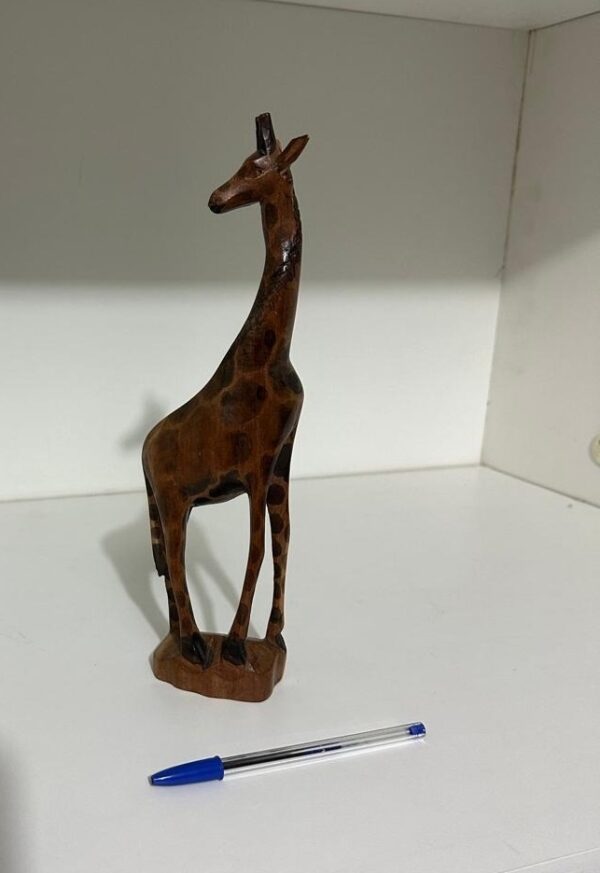 Peça decorativa: GIRAFA de madeira