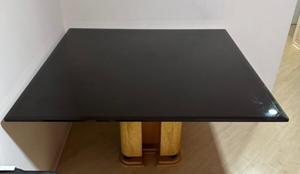 MESA de jantar — Pé central — Laminado madeira — Tampo vidro bisotê — Preto adesivado por baixo - Image 2