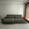 SOFÁ retrátil — Tom de verde — Algodão bem grosso — Estrutura madeira + Console ao lado do braço esquerdo em MDF — Ainda na GARANTIA de fábrica - Imagem 5