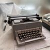 MÁQUINA DE ESCREVER antiga — Olivetti Linea 98