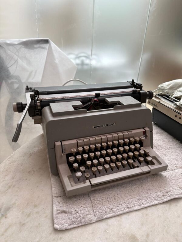 MÁQUINA DE ESCREVER antiga — Olivetti Linea 98