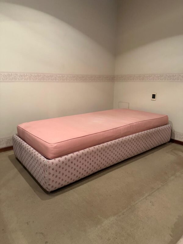 CAMA SOLTEIRO — Tecido — Colchão feito sob encomenda — Tamanho padrão — Cama auxiliar embaixo + Colchonete — Cabeceira em tecido — Cor rosa bebê