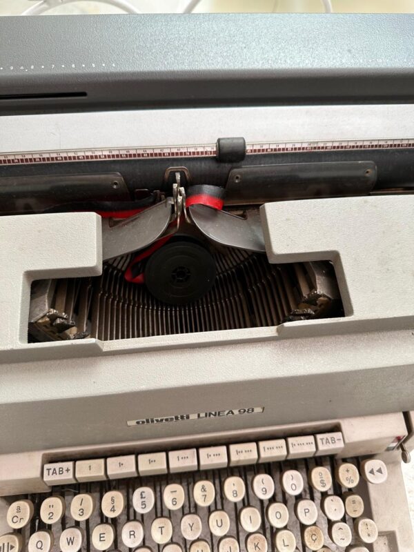 MÁQUINA DE ESCREVER antiga — Olivetti Linea 98 - Image 3