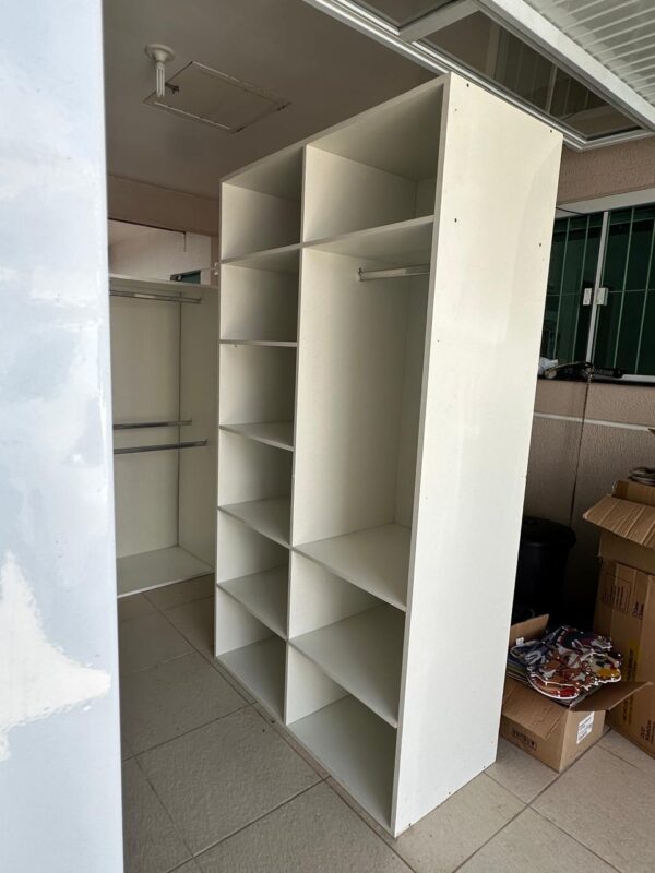 CLOSET aberto composto por 4 módulos — Araras + prateleiras — MDF — Com rodapé - Image 10