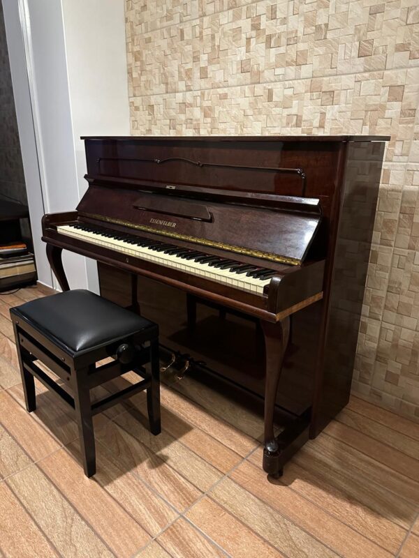 PIANO vertical — ESSENFELDER — 20 anos aproximadamente