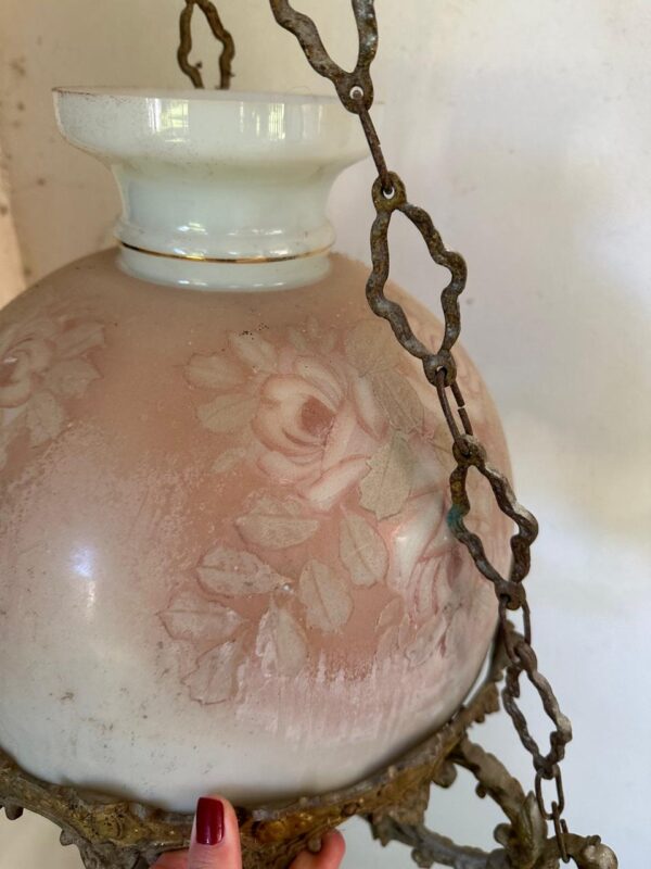 LUSTRE pendente — Peça em bronze e vidro antigos — Leitoso e pintado com motivo floral rosado - Image 3