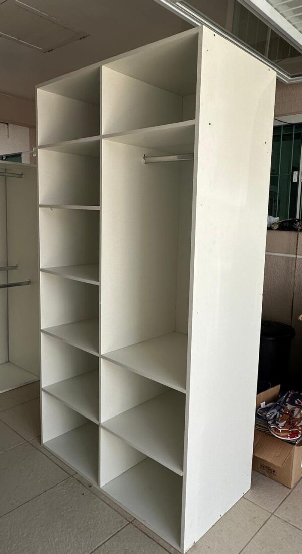 CLOSET aberto composto por 4 módulos — Araras + prateleiras — MDF — Com rodapé - Image 2