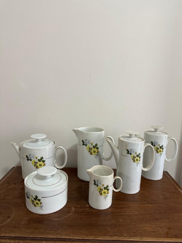 Conjunto de Café — PORCELANA RENNER — Detalhe floral amarelo — 31 peças - Image 5