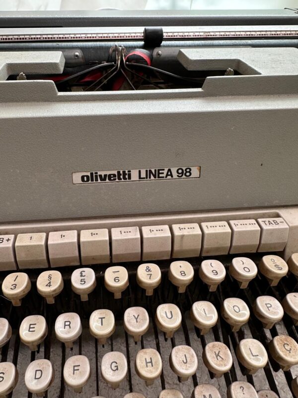 MÁQUINA DE ESCREVER antiga — Olivetti Linea 98 - Image 4