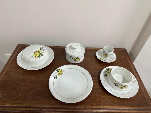 Conjunto de Café — PORCELANA RENNER — Detalhe floral amarelo — 31 peças