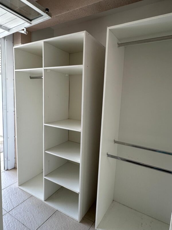 CLOSET aberto composto por 4 módulos — Araras + prateleiras — MDF — Com rodapé