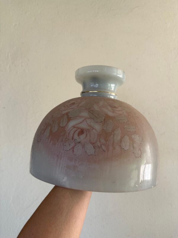 LUSTRE pendente — Peça em bronze e vidro antigos — Leitoso e pintado com motivo floral rosado - Image 2