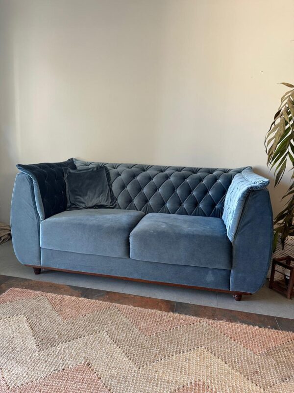 SOFÁ — Veludo molhado azul quase royal — Base e pés madeira — Capitonê em pillowtop  - Image 3