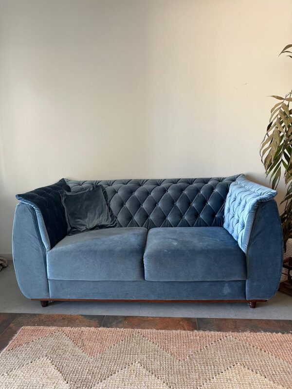 SOFÁ — Veludo molhado azul quase royal — Base e pés madeira — Capitonê em pillowtop 