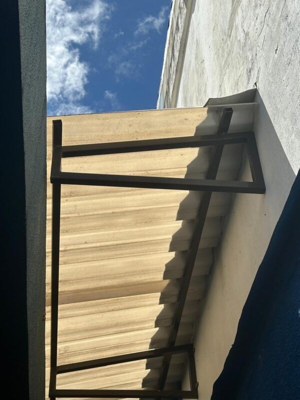 COBERTURA em METALON + Telha plástica ondulada translúcida para passagem de luz