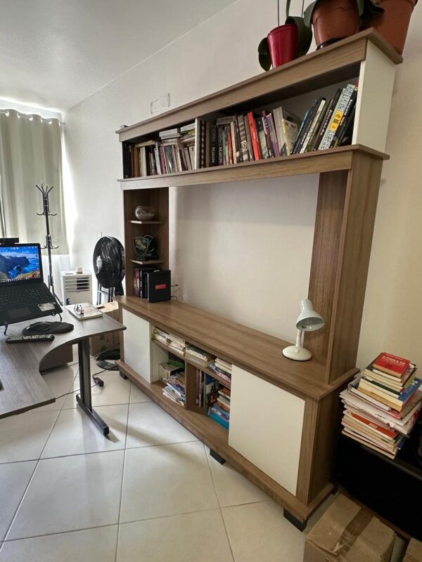 ESTANTE + RACK — MDP — MARROM E BRANCO — ARMARINHO NA PARTE DE BAIXO - Image 2