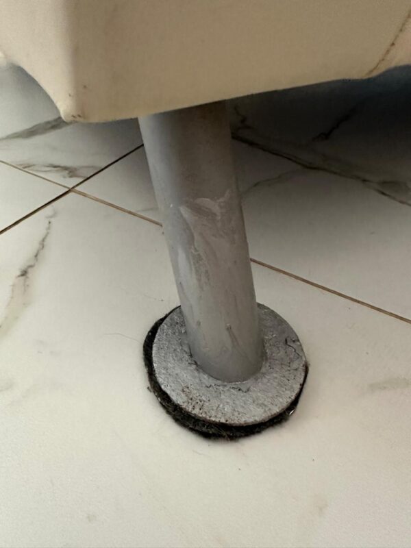 CONJUNTO DE SOFÁS DE COURO LEGÍTIMO — PÉS FERRO TUBULAR  UM SOFÁ DE 3 LUGARES  UM SOFÁ DE 2 LUGARES - Image 2