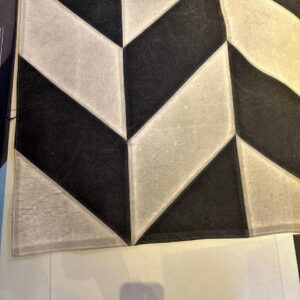 TAPETE GEOMÉTRICO - OFF WHITE E PRETO - DESENHO EXCLUSIVO EM CHEVRON - IMPERMEÁVEL -  MUITO RESISTENTE - FÁCIL MANUTENÇÃO - D057.01