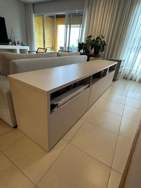 RACK OU BALCÃO DE APOIO — MDF — TOM FENDI — 3 GAVETÕES