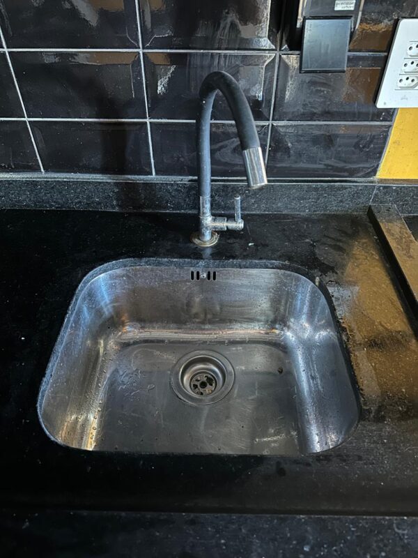 BANCADA DE COPA E BARISTA — TAMPO GRANITO PRETO — FORMATO EM L — ARMÁRIO EM LINHA — 3 PORTAS CORRER + PORTA ABRIR + NICHOS — FUROS NA BANCADA PARA PASSAGEM DE CANOS E FIOS DE CAFETEIRA + PARA BATER CACHIMBO DE CAFÉ - Image 9