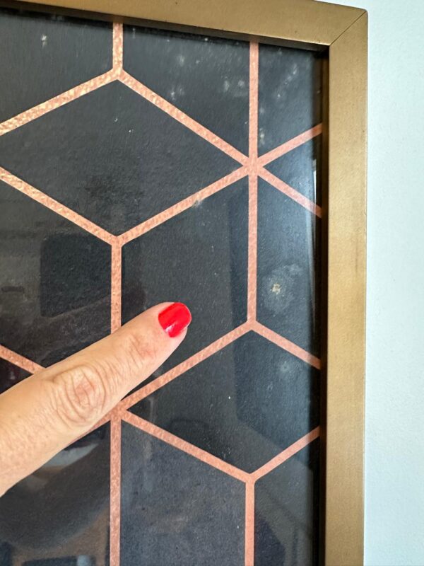 QUADRO — GRAVURA GEOMÉTRICA — MOLDURA DOURADA — MÍNIMA RACHADURA NA MOLDURA - Imagem 3