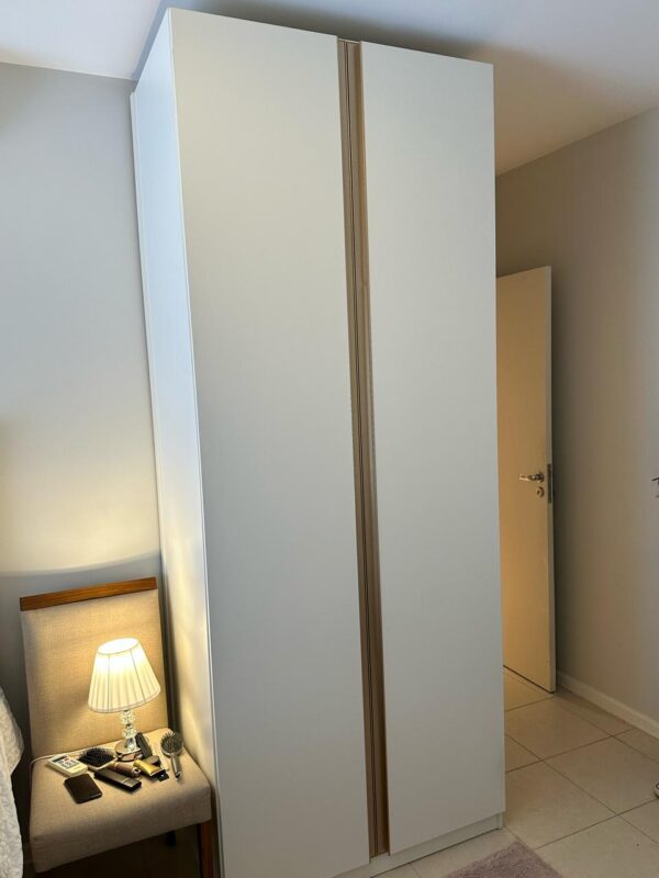 ARMÁRIO COM 2 PORTAS - MDF BRANCO + PUXADORES DOURADOS - Image 2