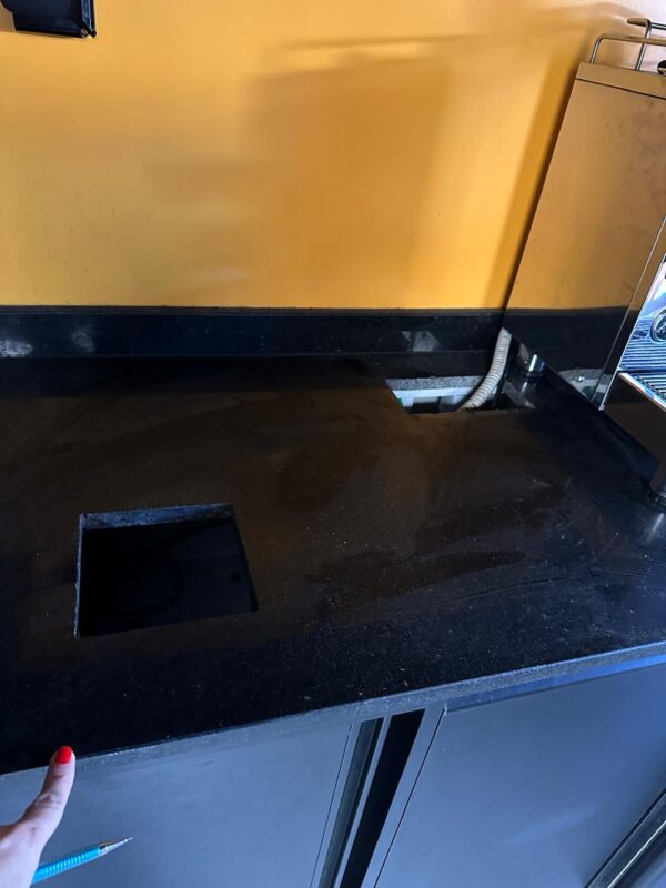BANCADA DE COPA E BARISTA — TAMPO GRANITO PRETO — FORMATO EM L — ARMÁRIO EM LINHA — 3 PORTAS CORRER + PORTA ABRIR + NICHOS — FUROS NA BANCADA PARA PASSAGEM DE CANOS E FIOS DE CAFETEIRA + PARA BATER CACHIMBO DE CAFÉ - Image 7