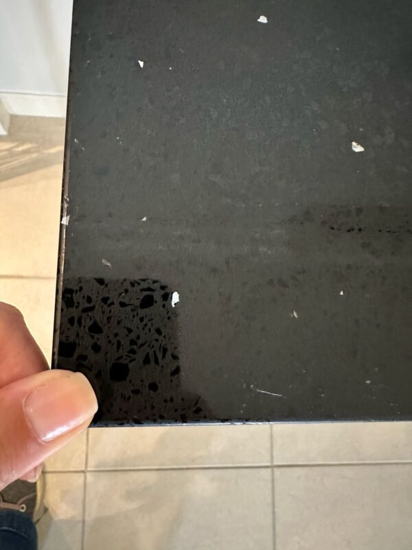APARADOR EM METALON DOURADO COM TAMPO DE GRANITO PRETO + MDF - Image 2