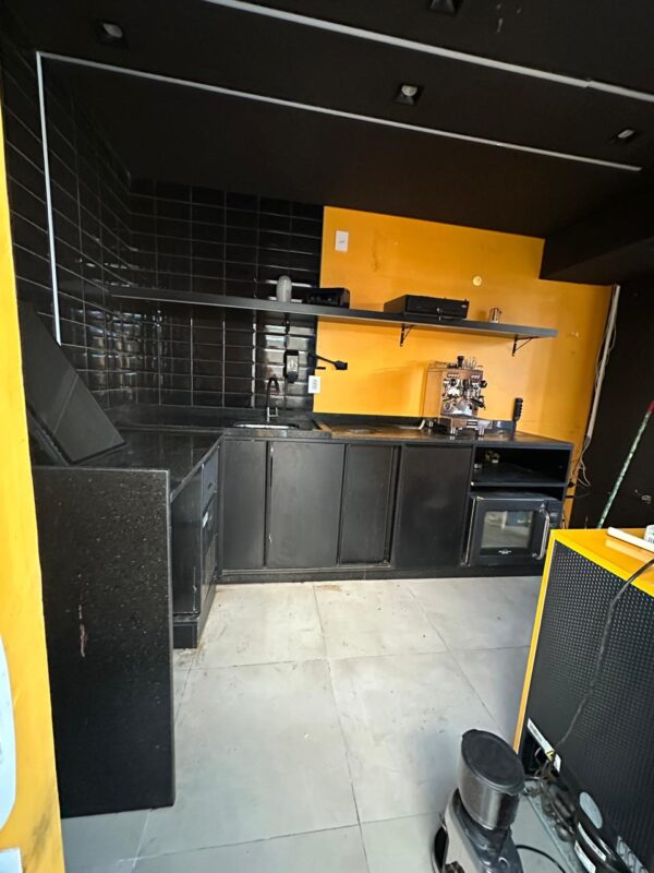 BANCADA DE COPA E BARISTA — TAMPO GRANITO PRETO — FORMATO EM L — ARMÁRIO EM LINHA — 3 PORTAS CORRER + PORTA ABRIR + NICHOS — FUROS NA BANCADA PARA PASSAGEM DE CANOS E FIOS DE CAFETEIRA + PARA BATER CACHIMBO DE CAFÉ - Image 4