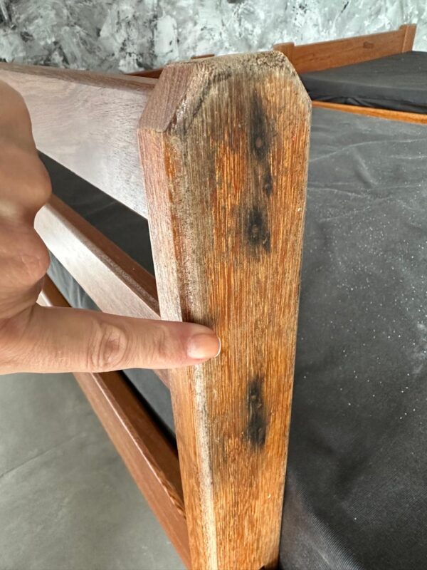 2 CAMAS DE SOLTEIRO — SENDO UMA COM APOIO LATERAL DE SEGURANÇA COM ENCAIXE — MADEIRA MACIÇA ANGELIN — ESTRADO FIRME E DE MADEIRA — Valor por peça - Image 4