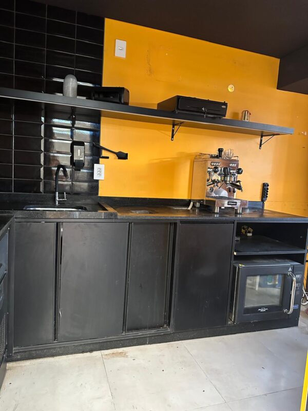 BANCADA DE COPA E BARISTA — TAMPO GRANITO PRETO — FORMATO EM L — ARMÁRIO EM LINHA — 3 PORTAS CORRER + PORTA ABRIR + NICHOS — FUROS NA BANCADA PARA PASSAGEM DE CANOS E FIOS DE CAFETEIRA + PARA BATER CACHIMBO DE CAFÉ - Image 6
