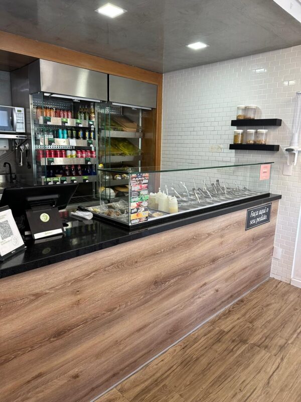 BANCADA REFRIGERADA CONDIMENTADORA COM PISTA FRIA E QUENTE — REFRISUL — INOX 304 + ACOMPANHA AS GNS — 3 PORTAS REFRIGERADAS - Image 9