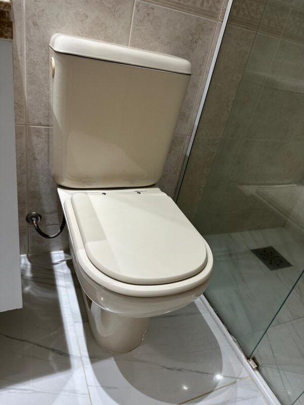 3 VASOS SANITÁRIOS + CAIXA ACOPLADA — DECA — TAMPA EM MDF — COR CREME — Valor por peça - Image 2
