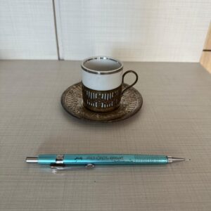 LOTE COM 5  XÍCARAS CAFEZINHO + SUPORTE + PIRES — BANHO PRATA — DESENHO LACINHO - A103.108