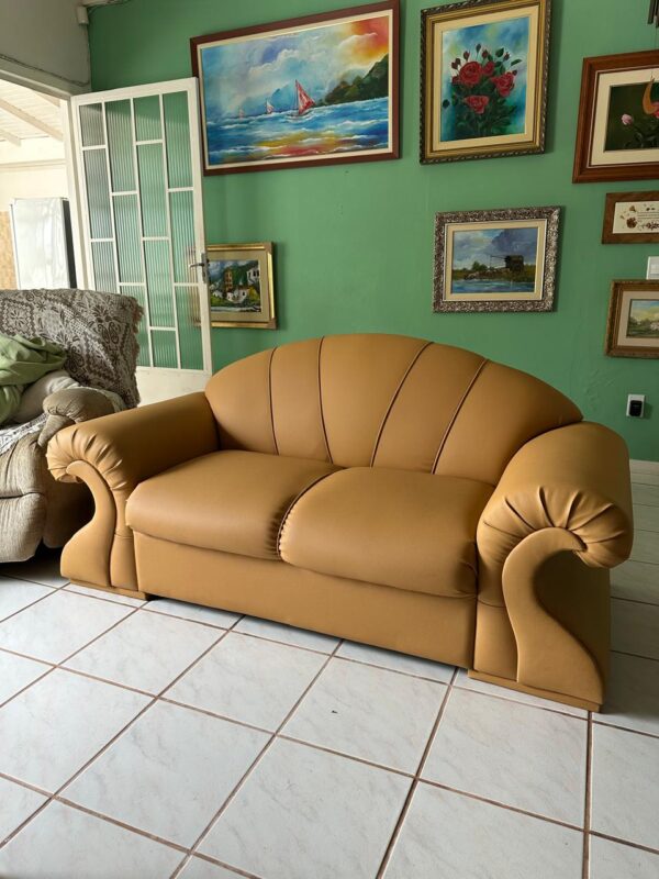 CONJUNTO DE 2 SOFÁS — PARA DOIS E TRÊS LUGARES — CORINO TOM CARAMELO — ESTOFAMENTO NOVÍSSIMO - Image 7