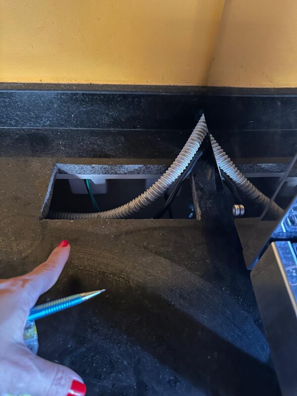 BANCADA DE COPA E BARISTA — TAMPO GRANITO PRETO — FORMATO EM L — ARMÁRIO EM LINHA — 3 PORTAS CORRER + PORTA ABRIR + NICHOS — FUROS NA BANCADA PARA PASSAGEM DE CANOS E FIOS DE CAFETEIRA + PARA BATER CACHIMBO DE CAFÉ - Image 8