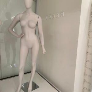 MANEQUIN FEMININO — CORPO INTEIRO — FIBRA LAQUEADA CINZA CLARO — BASE CROMADA QUADRADA - M128.15