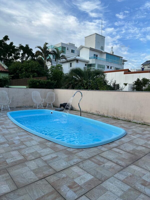 PISCINA IGUI KEE — 10 MIL LITROS — BANCO EM UMA EXTREMIDADE — ESCADA DE DOIS DEGRAUS NA OUTRA — MOTOR EXTERNO E FILTROS — CASCATA CANHÃO DE ÁGUA EM INOX