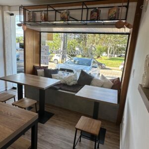 CONJUNTO DE MESINHA QUADRADA MDF — PÉ CENTRAL FERRO + 2 BANQUETAS BAIXAS — MADEIRA + METALON, DA TOK STOK