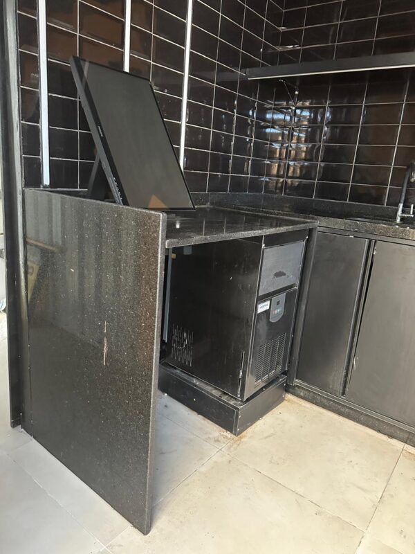 BANCADA DE COPA E BARISTA — TAMPO GRANITO PRETO — FORMATO EM L — ARMÁRIO EM LINHA — 3 PORTAS CORRER + PORTA ABRIR + NICHOS — FUROS NA BANCADA PARA PASSAGEM DE CANOS E FIOS DE CAFETEIRA + PARA BATER CACHIMBO DE CAFÉ - Image 5