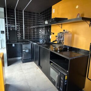 BANCADA DE COPA E BARISTA — TAMPO GRANITO PRETO — FORMATO EM L — ARMÁRIO EM LINHA — 3 PORTAS CORRER + PORTA ABRIR + NICHOS — FUROS NA BANCADA PARA PASSAGEM DE CANOS E FIOS DE CAFETEIRA + PARA BATER CACHIMBO DE CAFÉ