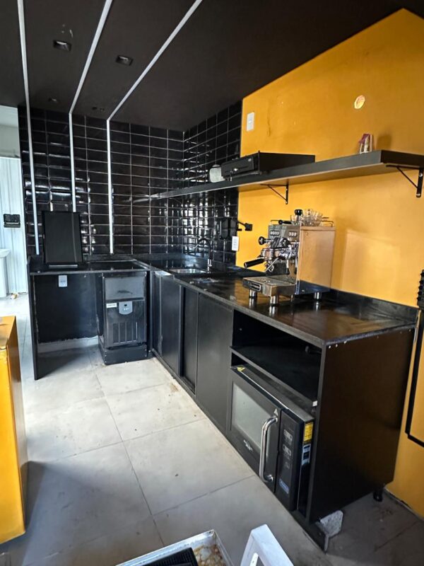 BANCADA DE COPA E BARISTA — TAMPO GRANITO PRETO — FORMATO EM L — ARMÁRIO EM LINHA — 3 PORTAS CORRER + PORTA ABRIR + NICHOS — FUROS NA BANCADA PARA PASSAGEM DE CANOS E FIOS DE CAFETEIRA + PARA BATER CACHIMBO DE CAFÉ