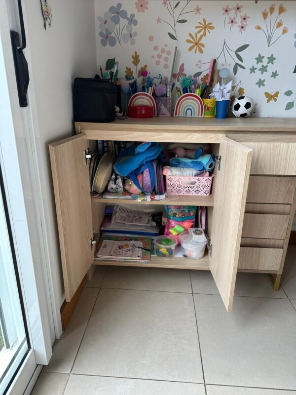 CONJUNTO MDF + METALON — BALCÃO COM PORTAS + GAVETAS + ESCRIVANINHA QUE VIRA PENTEADEIRA + CABIDEIRO DE PAREDE + PRATELEIRA INTEIRA + 8 NICHOS EM DIFERENTES TAMANHOS - Image 4