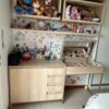 CONJUNTO MDF + METALON — BALCÃO COM PORTAS + GAVETAS + ESCRIVANINHA QUE VIRA PENTEADEIRA + CABIDEIRO DE PAREDE + PRATELEIRA INTEIRA + 8 NICHOS EM DIFERENTES TAMANHOS - Image 8