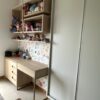 CONJUNTO MDF + METALON — BALCÃO COM PORTAS + GAVETAS + ESCRIVANINHA QUE VIRA PENTEADEIRA + CABIDEIRO DE PAREDE + PRATELEIRA INTEIRA + 8 NICHOS EM DIFERENTES TAMANHOS - Image 5