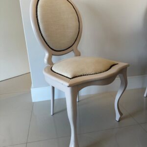 8 CADEIRAS MEDALHÃO — MADEIRA — TECIDO E LACA PRECISAM SER REFEITOS- J061.02