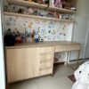 CONJUNTO MDF + METALON — BALCÃO COM PORTAS + GAVETAS + ESCRIVANINHA QUE VIRA PENTEADEIRA + CABIDEIRO DE PAREDE + PRATELEIRA INTEIRA + 8 NICHOS EM DIFERENTES TAMANHOS - Image 2