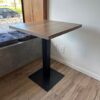 CONJUNTO DE MESINHA QUADRADA MDF — PÉ CENTRAL FERRO + 2 BANQUETAS BAIXAS — MADEIRA + METALON, DA TOK STOK - Image 3